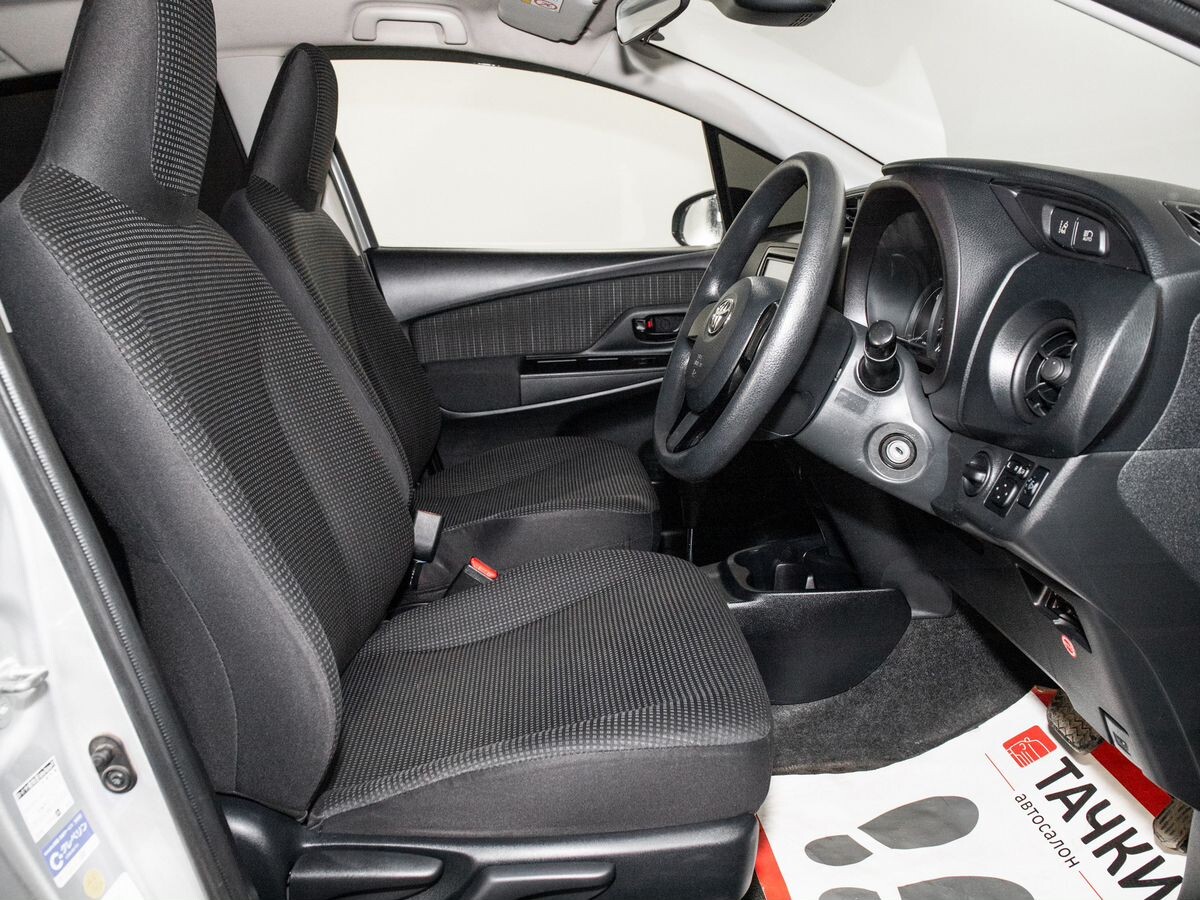 Toyota Vitz 2017 - фото автомобиля