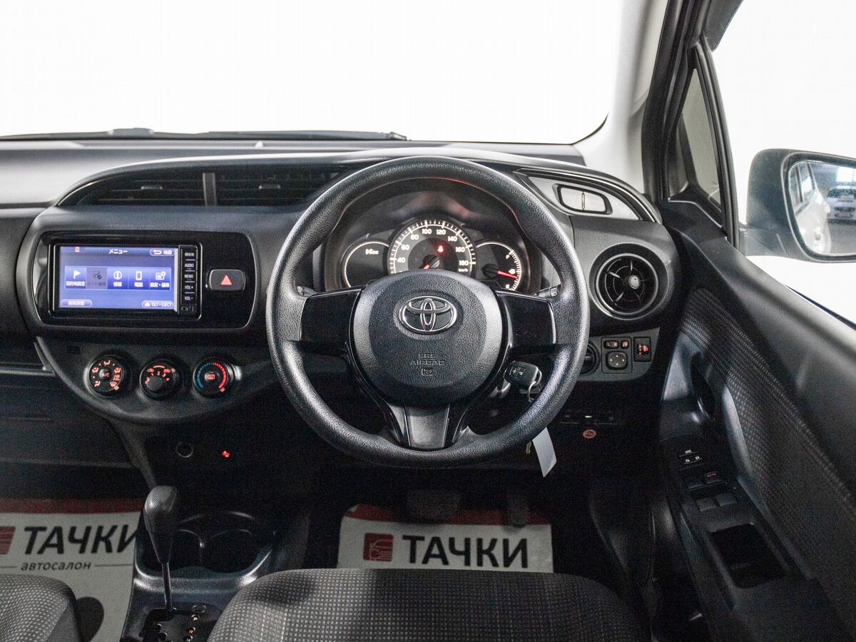 Toyota Vitz 2017 - фото автомобиля