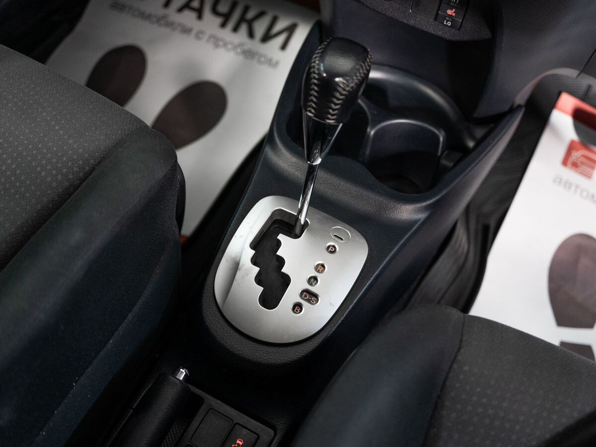 Toyota Vitz 2015 - фото автомобиля