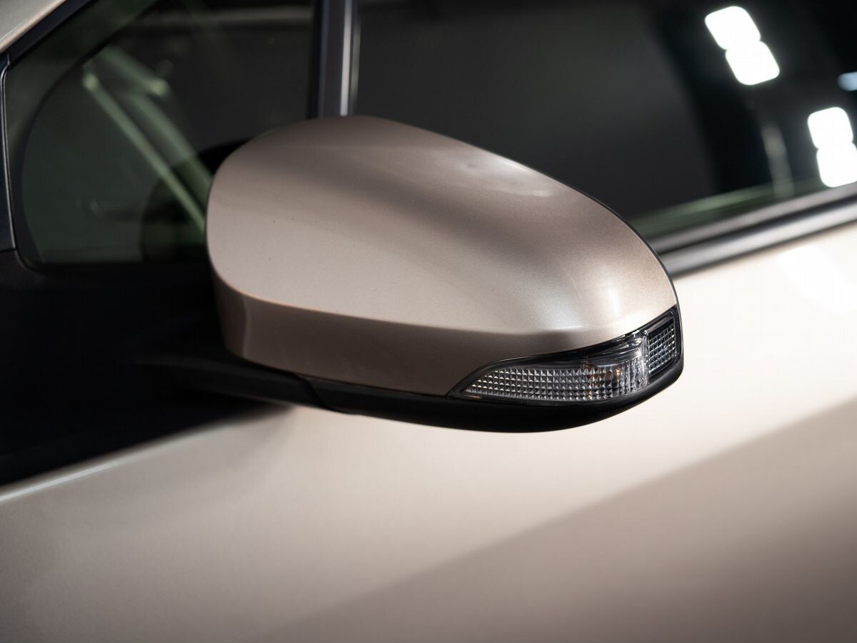 Toyota Vitz 2015 - фото автомобиля