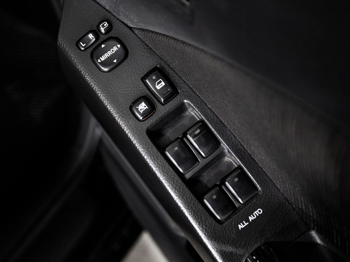 Toyota ISis 2011 - фото автомобиля