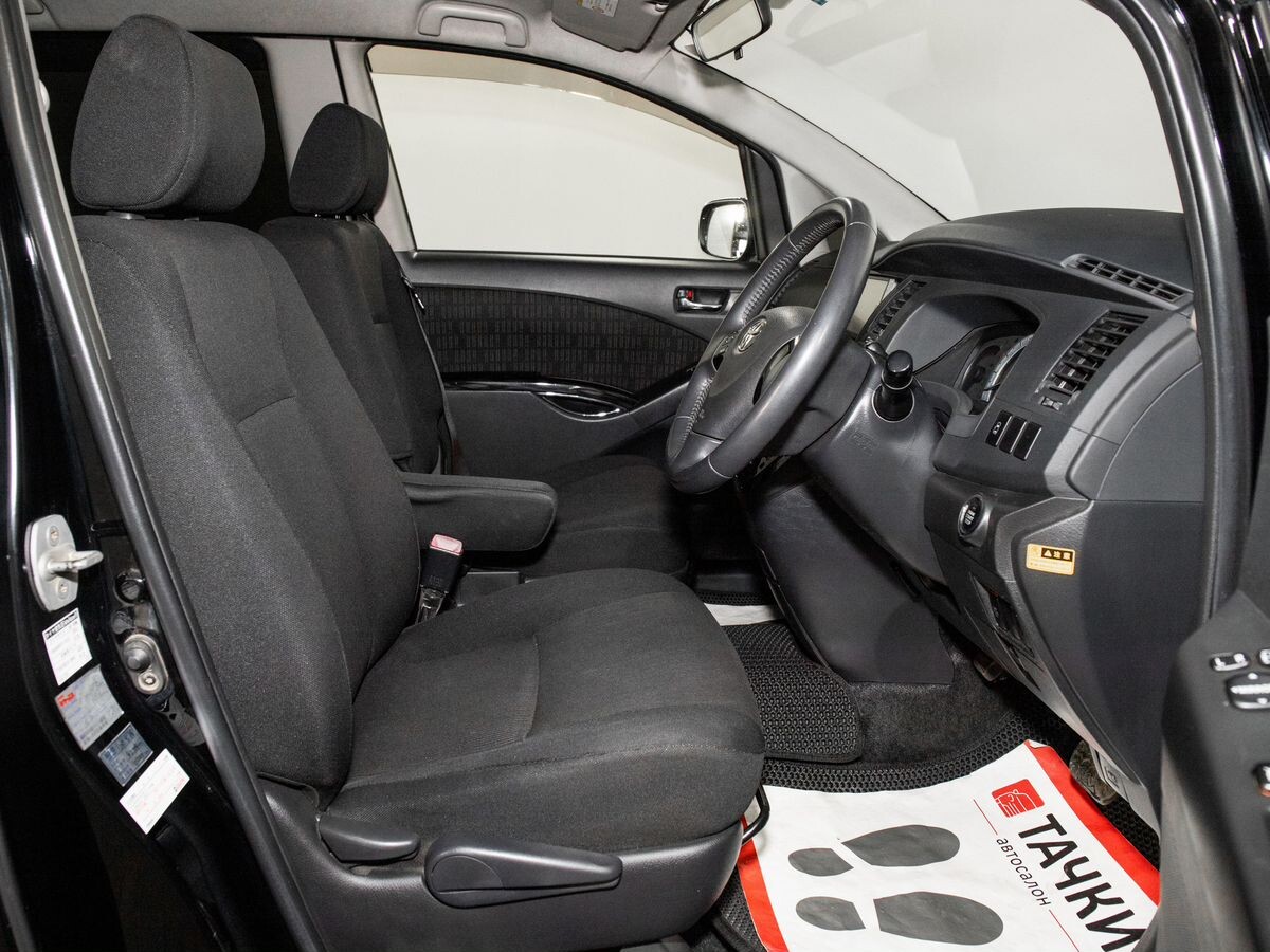 Toyota ISis 2011 - фото автомобиля