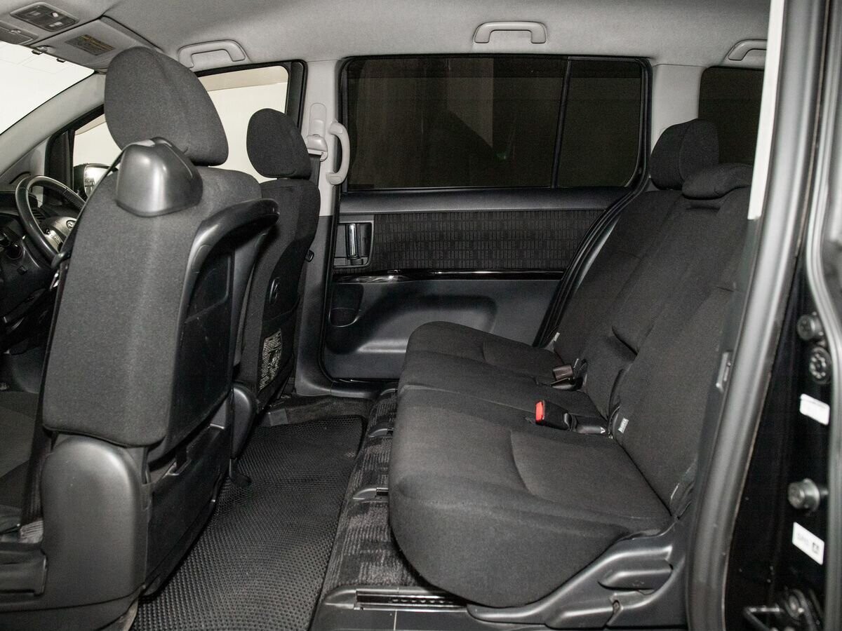 Toyota ISis 2011 - фото автомобиля