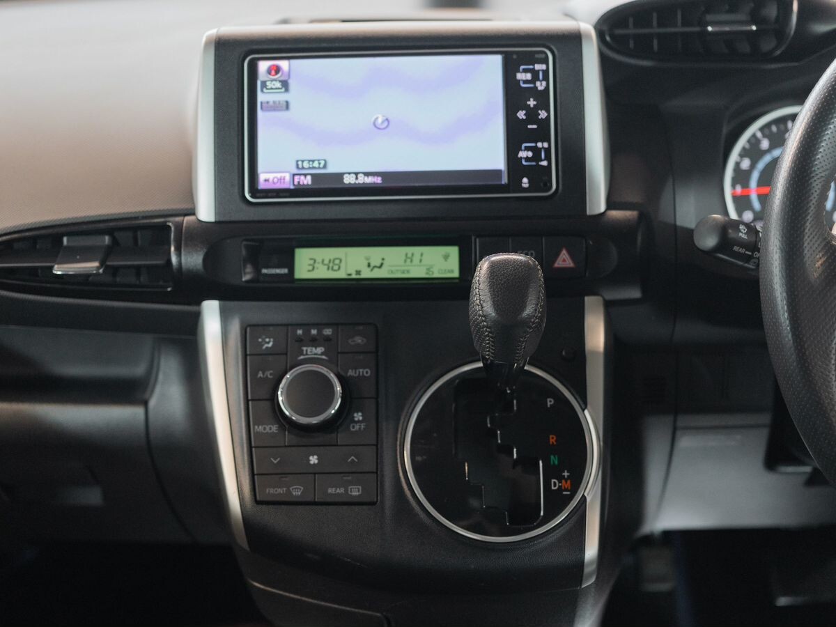 Toyota Wish 2009 - фото автомобиля