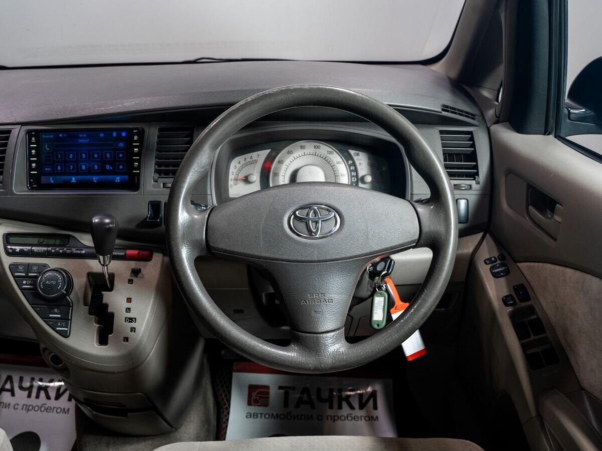 Toyota ISis 2005 - фото автомобиля