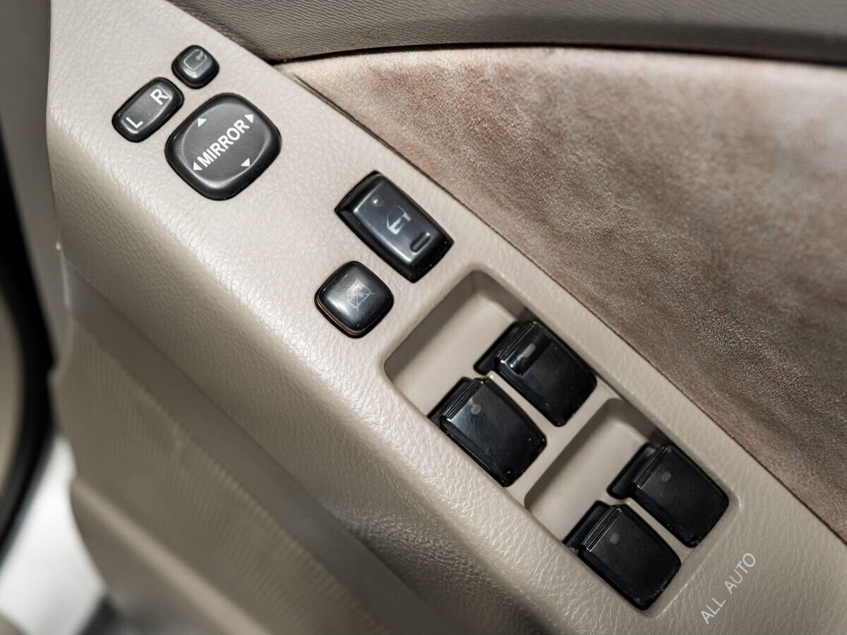 Toyota ISis 2005 - фото автомобиля