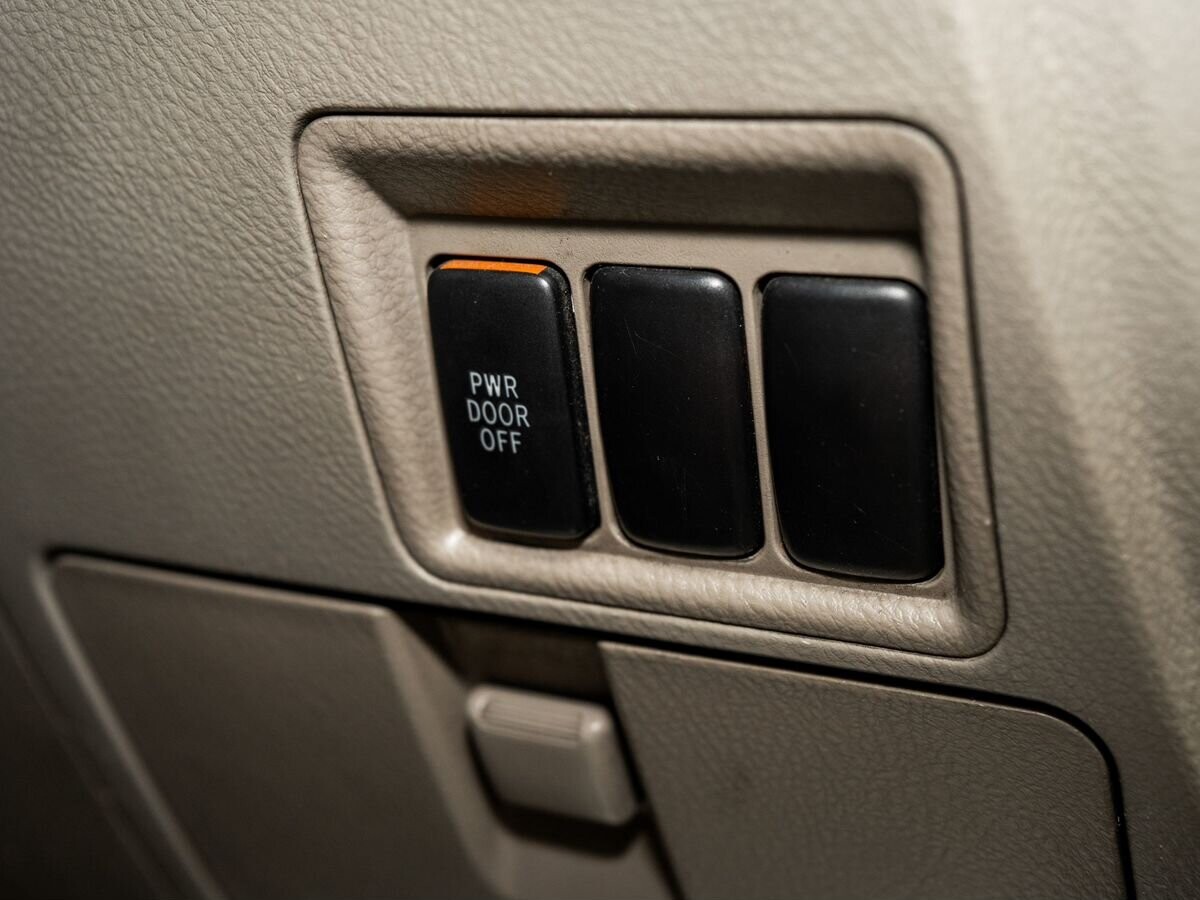 Toyota ISis 2005 - фото автомобиля