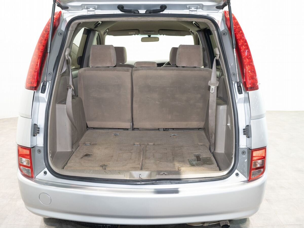 Toyota ISis 2005 - фото автомобиля