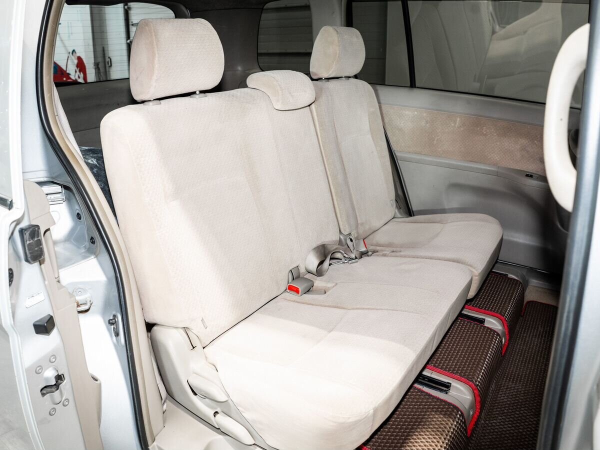 Toyota ISis 2005 - фото автомобиля