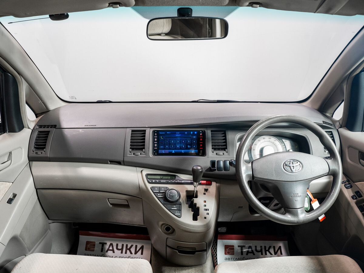 Toyota ISis 2005 - фото автомобиля