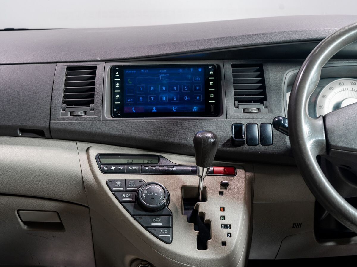 Toyota ISis 2005 - фото автомобиля