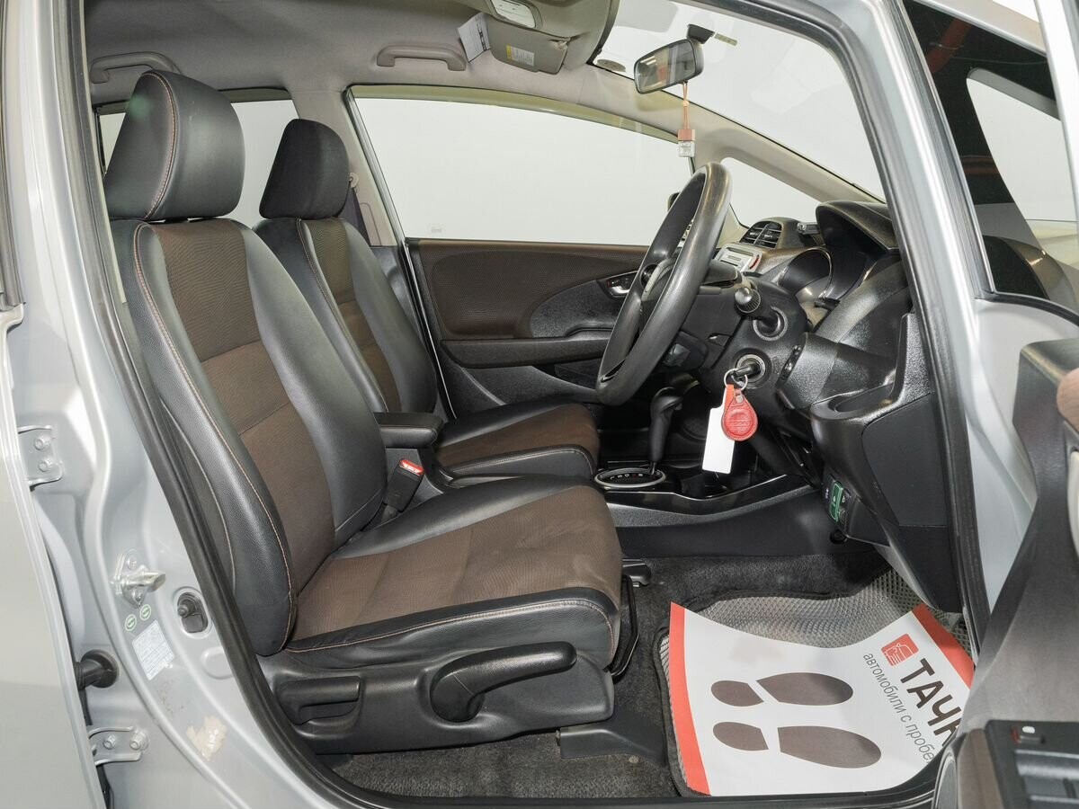 Honda Fit Shuttle 2011 - фото автомобиля