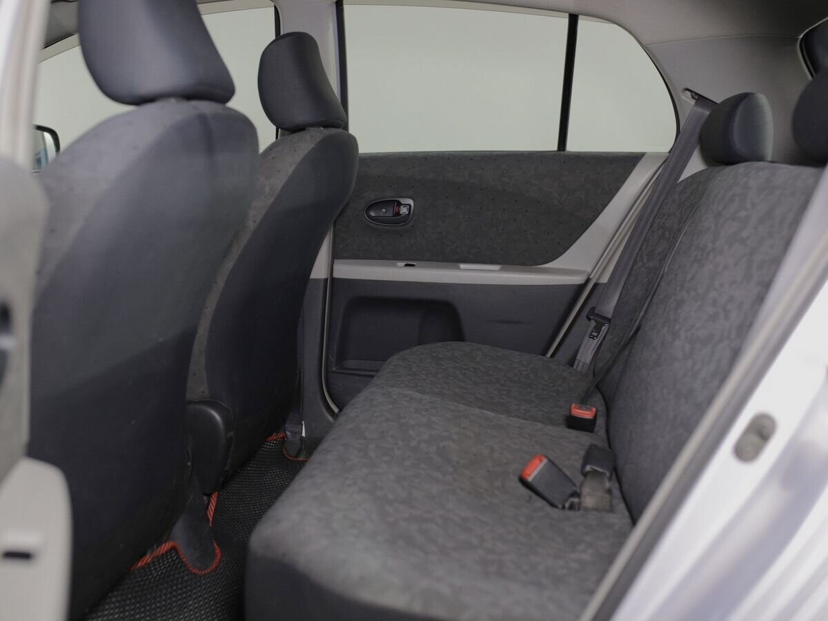 Toyota Vitz 2010 - фото автомобиля