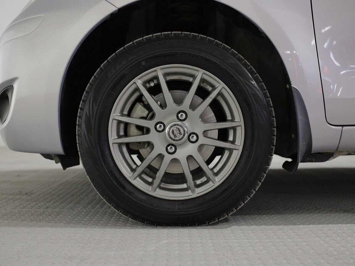 Toyota Vitz 2010 - фото автомобиля