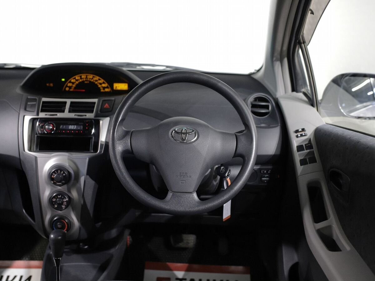 Toyota Vitz 2010 - фото автомобиля