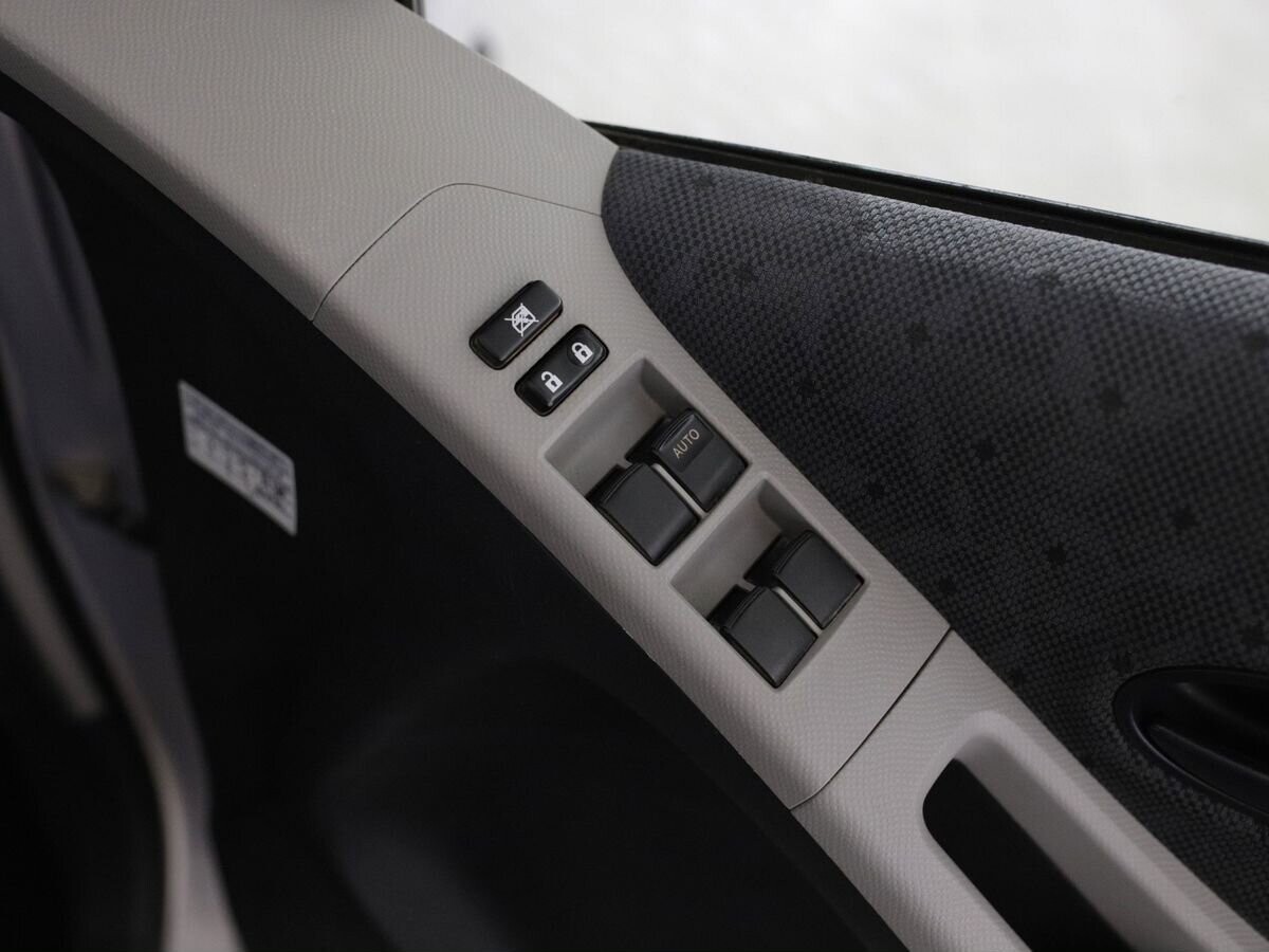 Toyota Vitz 2010 - фото автомобиля