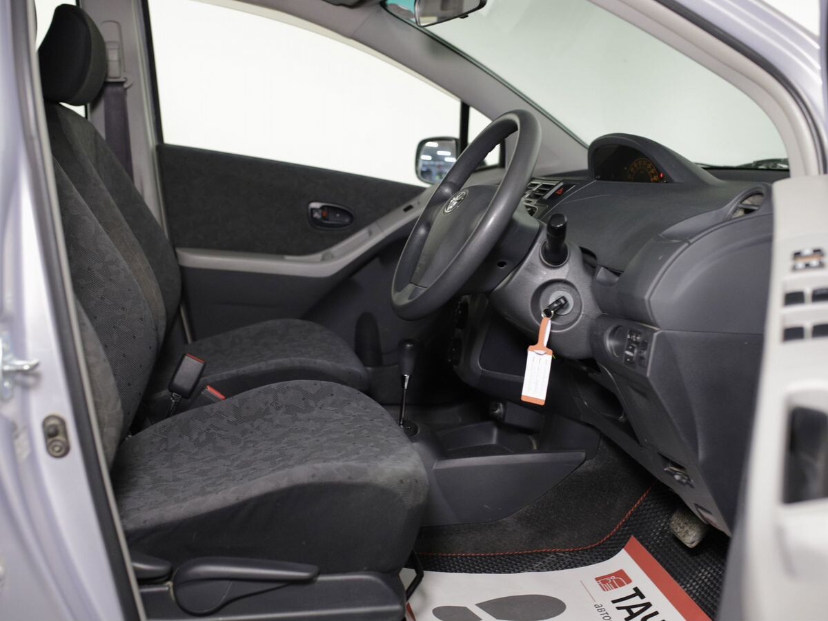 Toyota Vitz 2010 - фото автомобиля