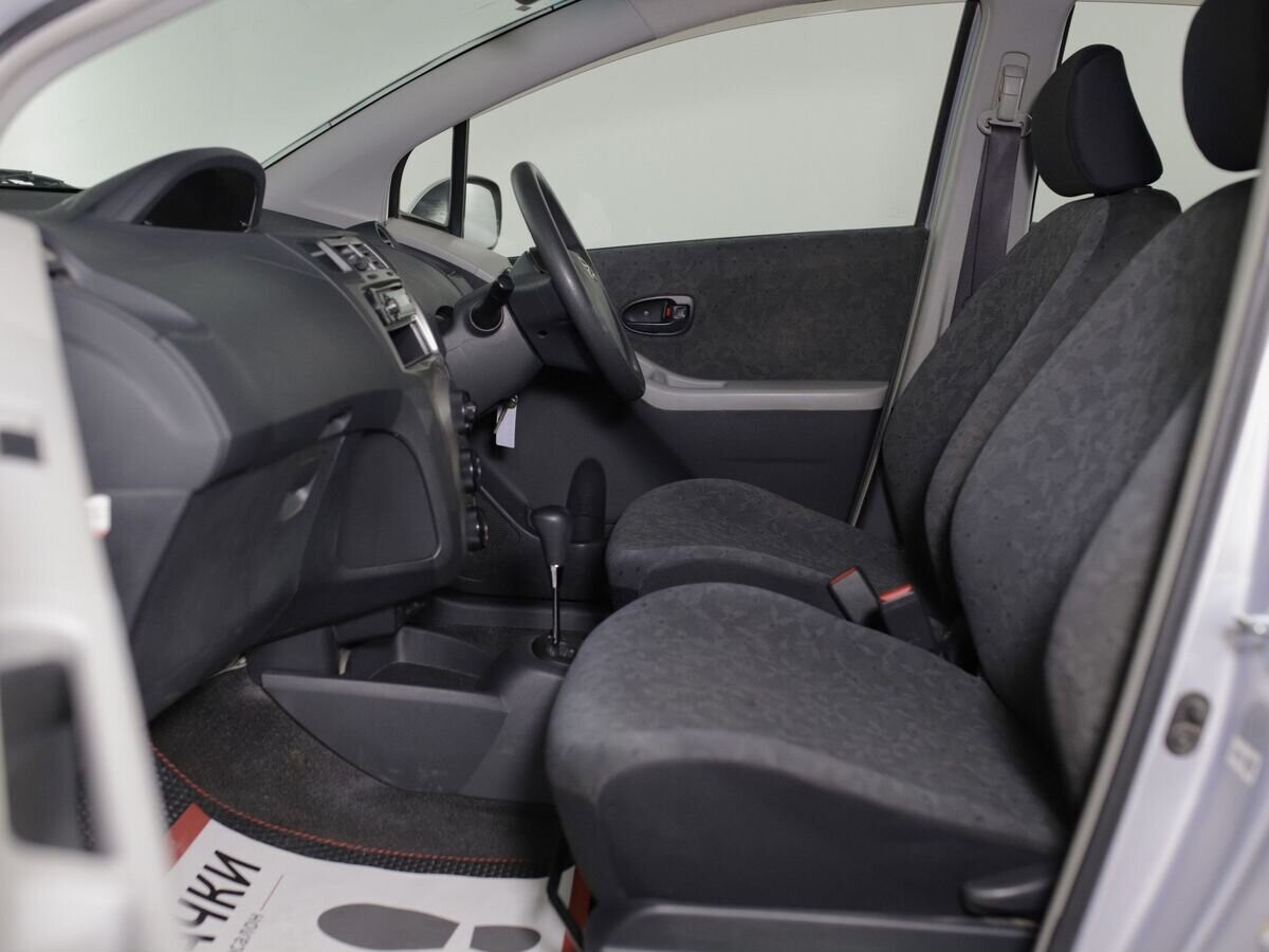 Toyota Vitz 2010 - фото автомобиля