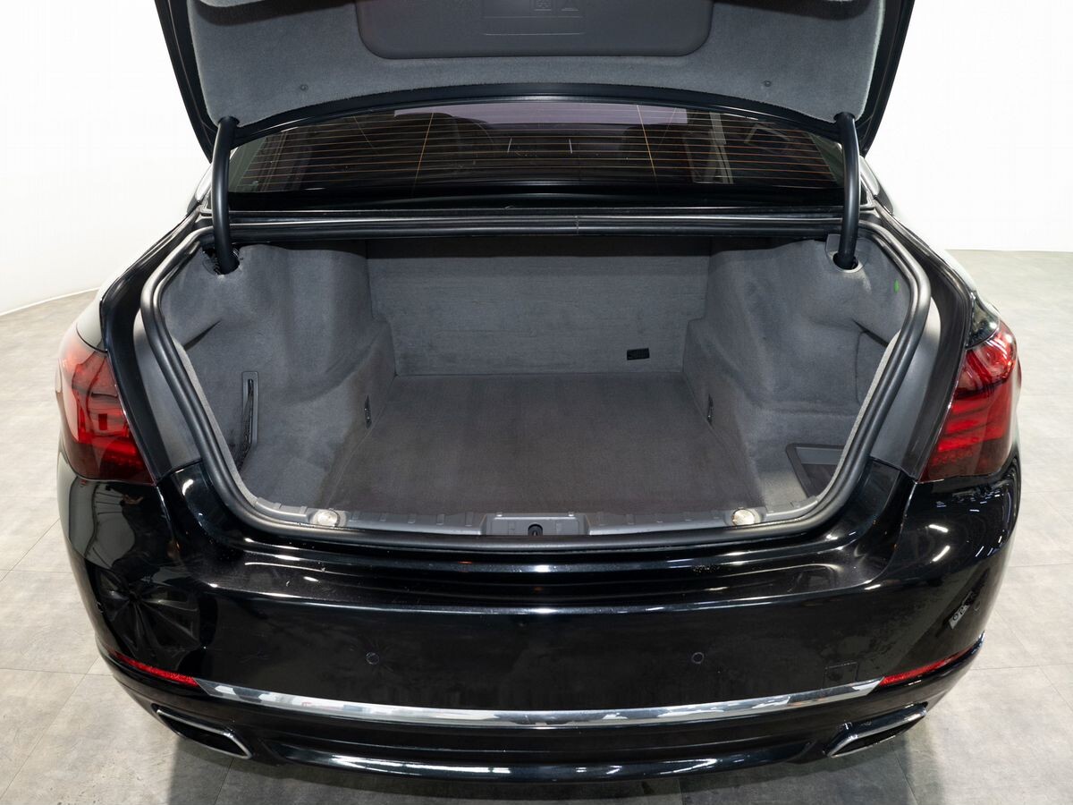 BMW 7 серии 2012 - фото автомобиля