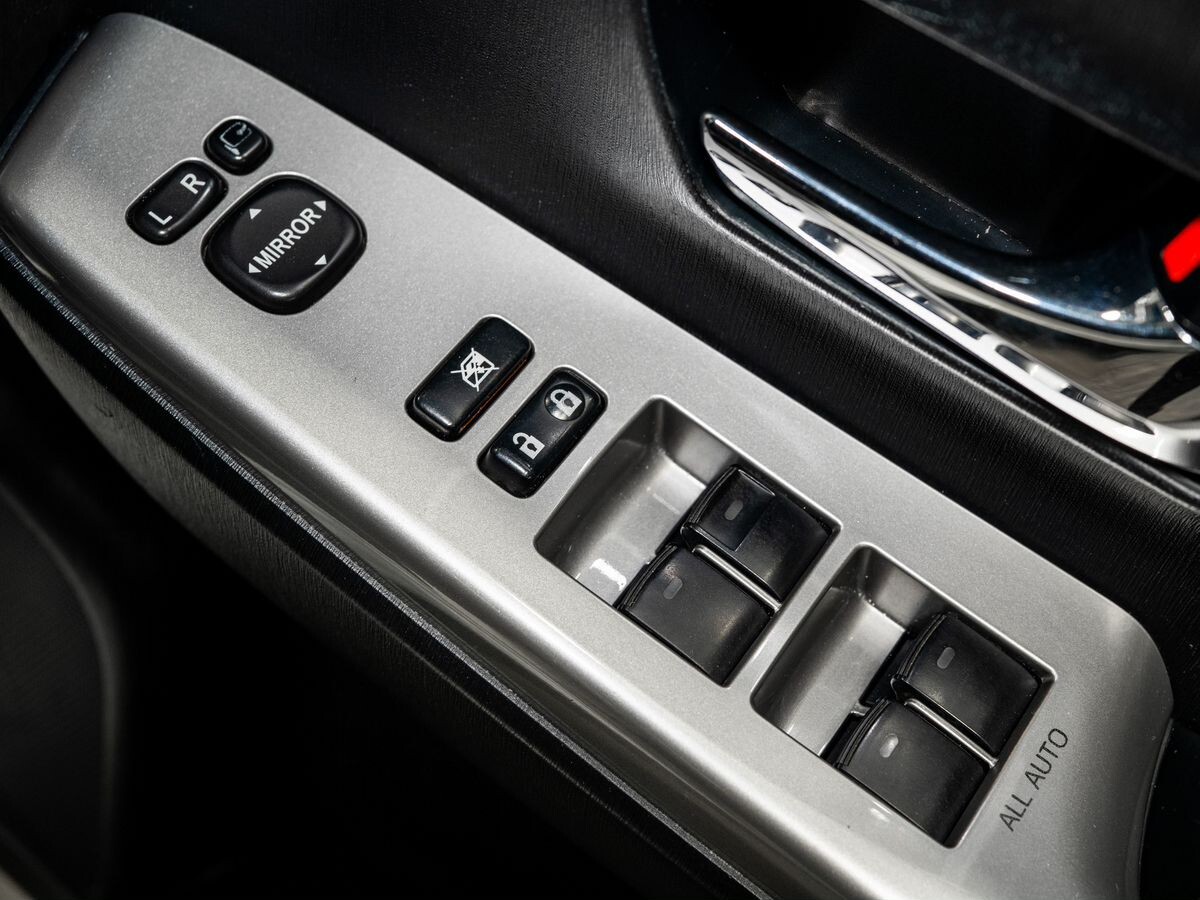 Toyota Prius Alpha 2015 - фото автомобиля