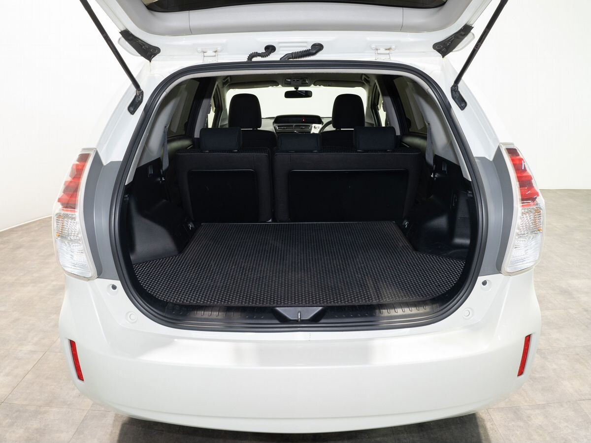 Toyota Prius Alpha 2015 - фото автомобиля