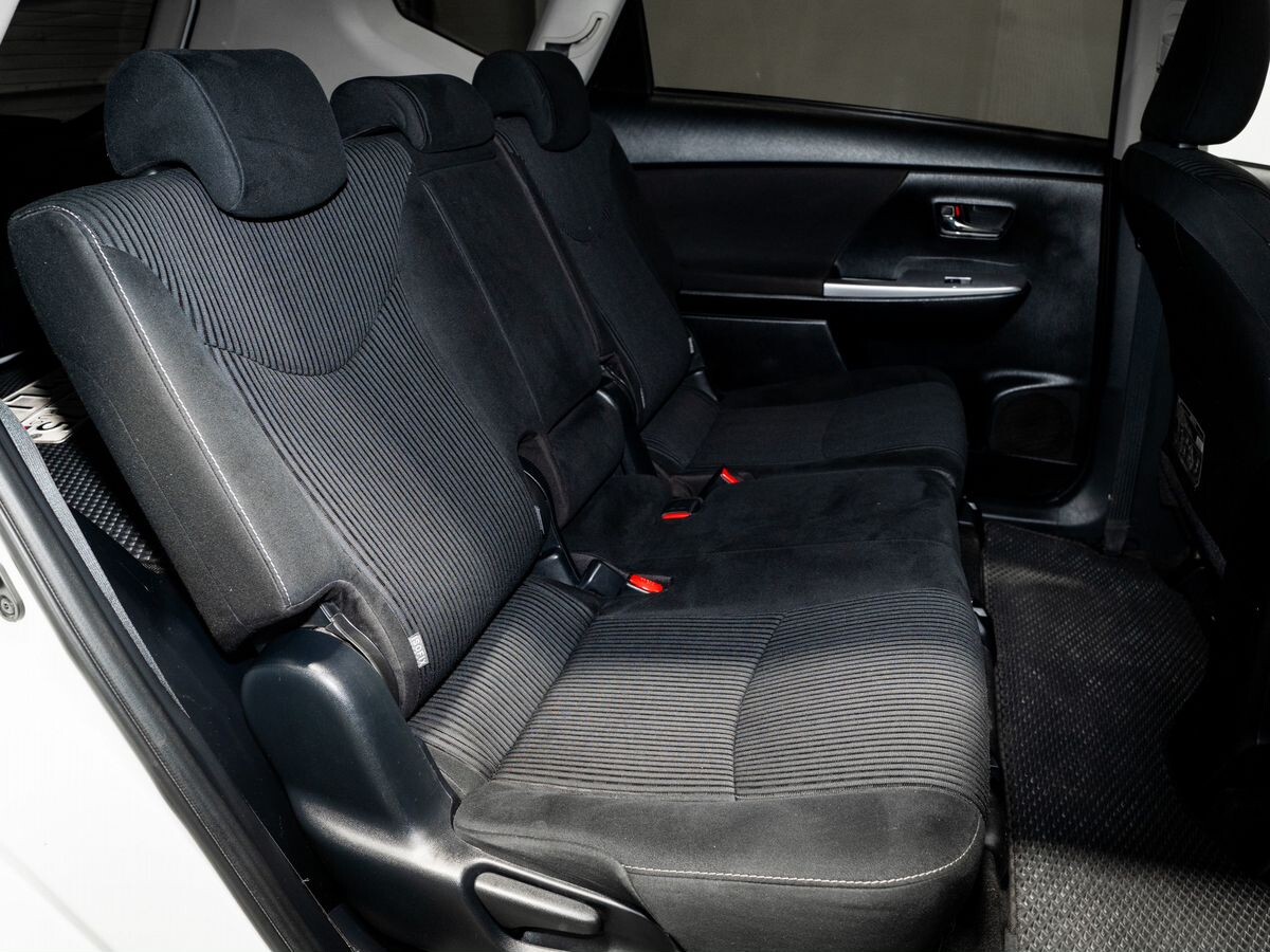 Toyota Prius Alpha 2015 - фото автомобиля