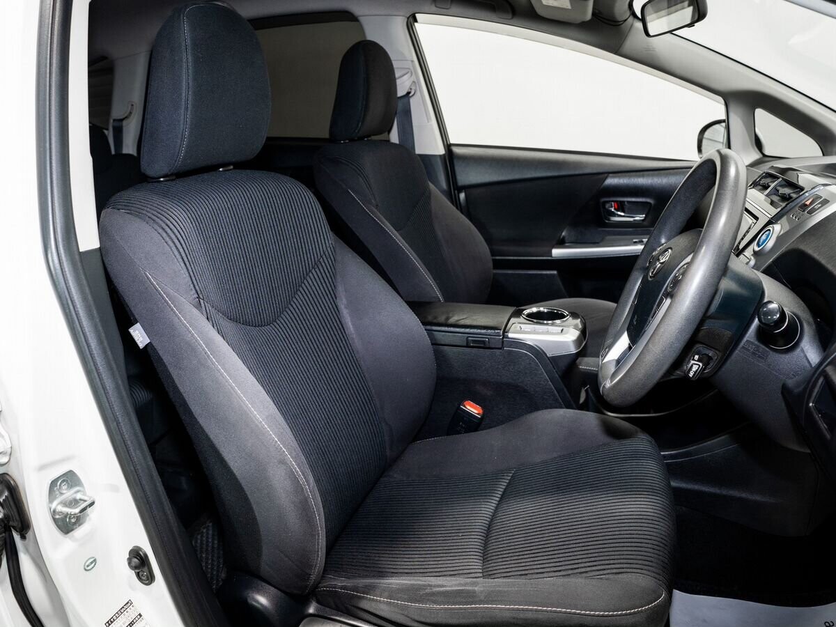 Toyota Prius Alpha 2015 - фото автомобиля