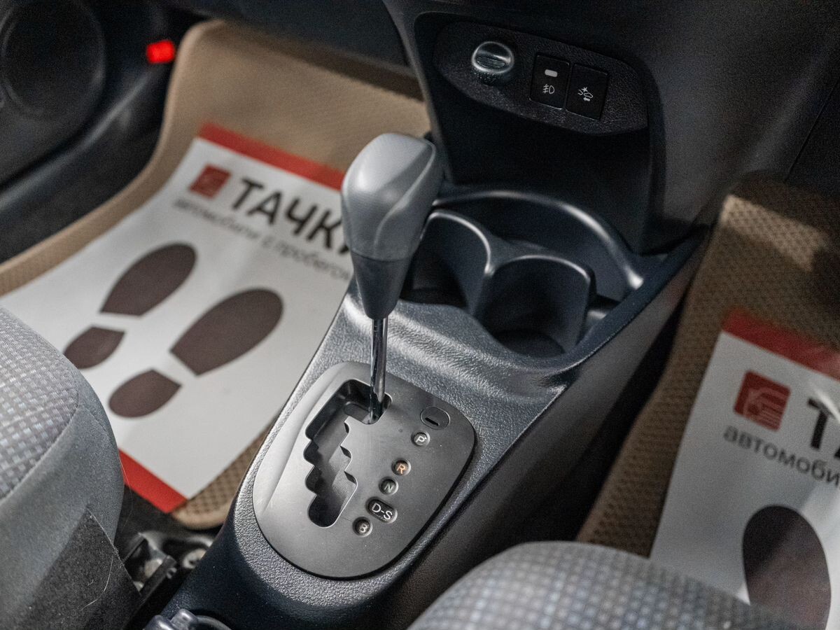 Toyota Vitz 2018 - фото автомобиля