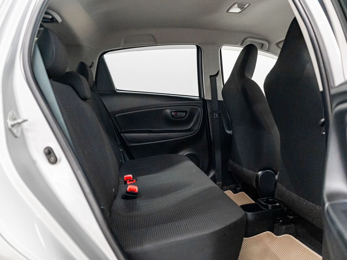 Toyota Vitz 2018 - фото автомобиля