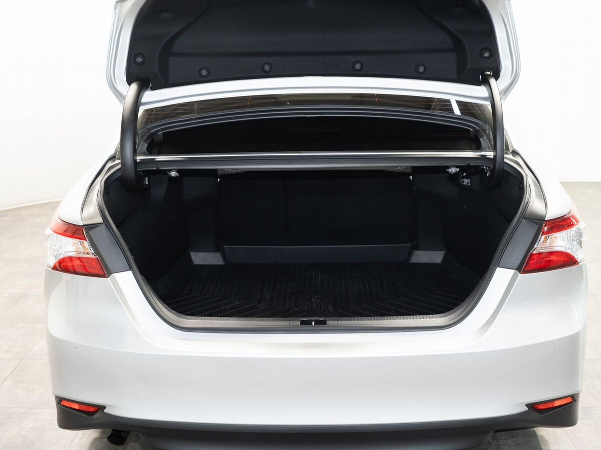 Toyota Camry 2020 - фото автомобиля