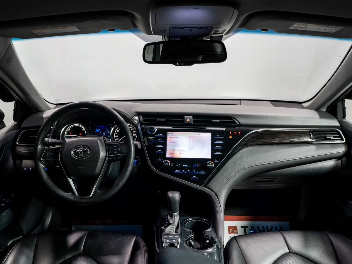 Toyota Camry 2020 - фото автомобиля