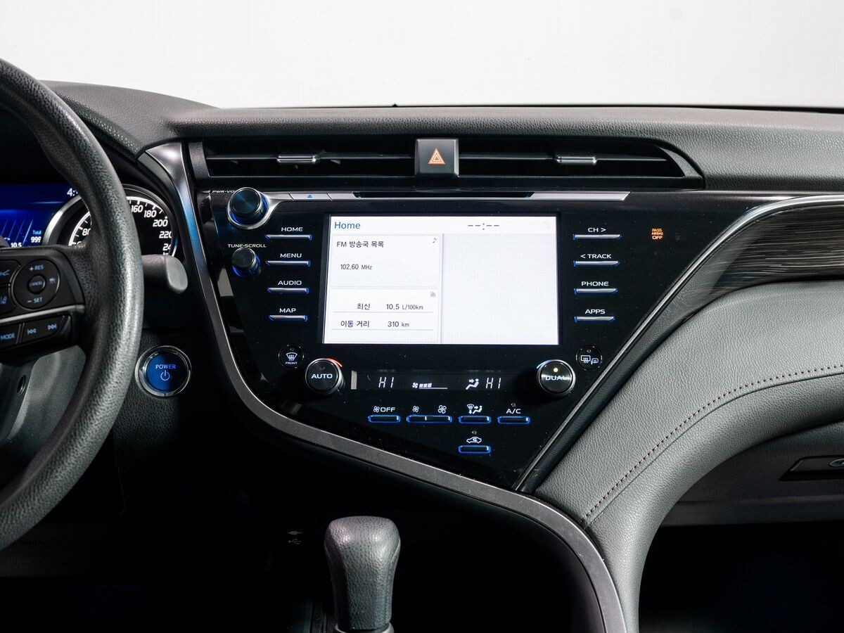 Toyota Camry 2020 - фото автомобиля