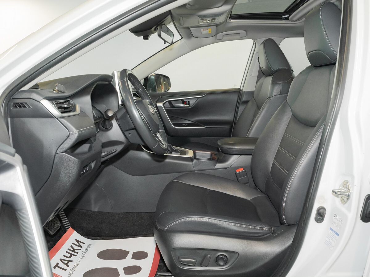Toyota RAV4 2021 - фото автомобиля
