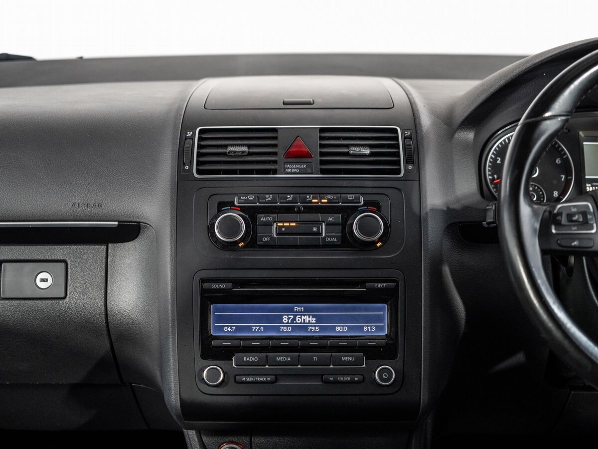 Volkswagen Touran 2011 - фото автомобиля