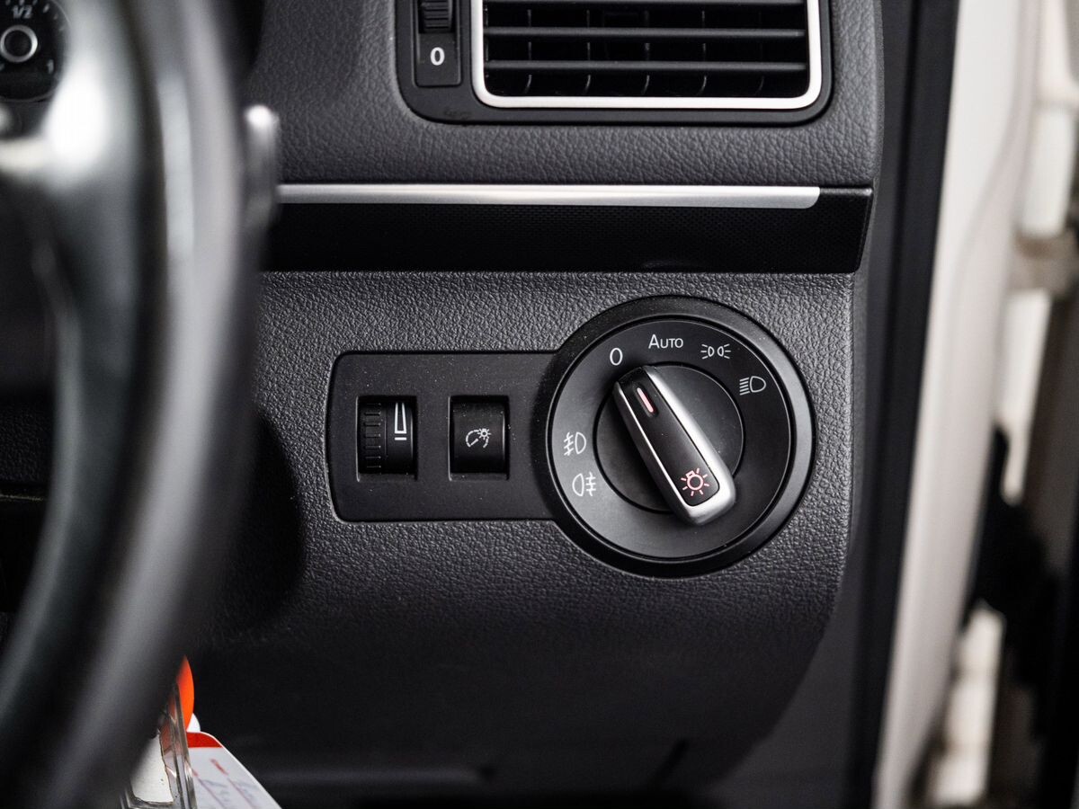 Volkswagen Touran 2011 - фото автомобиля