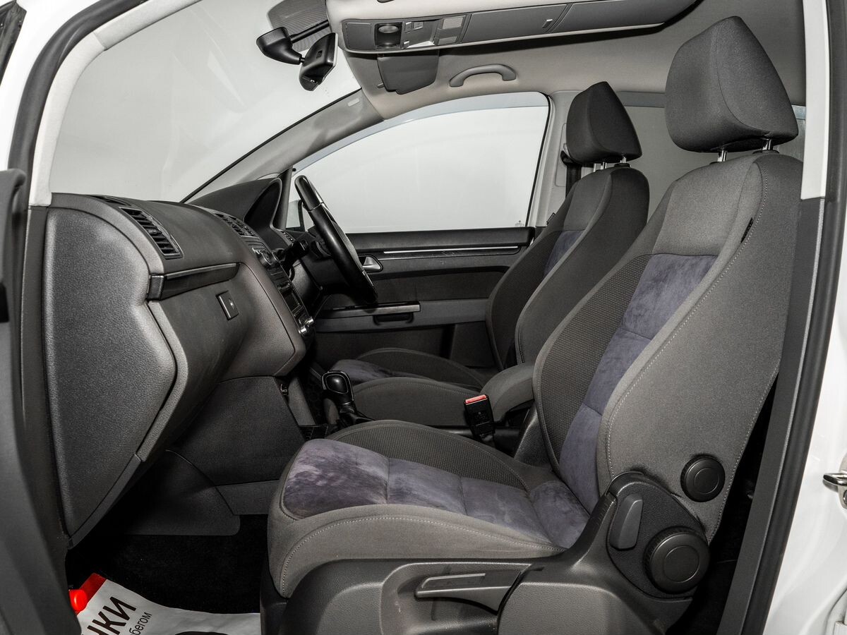 Volkswagen Touran 2011 - фото автомобиля