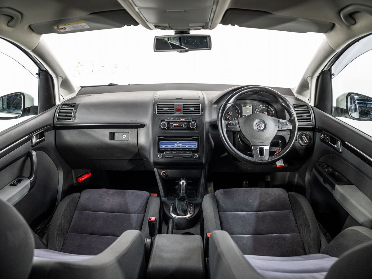 Volkswagen Touran 2011 - фото автомобиля