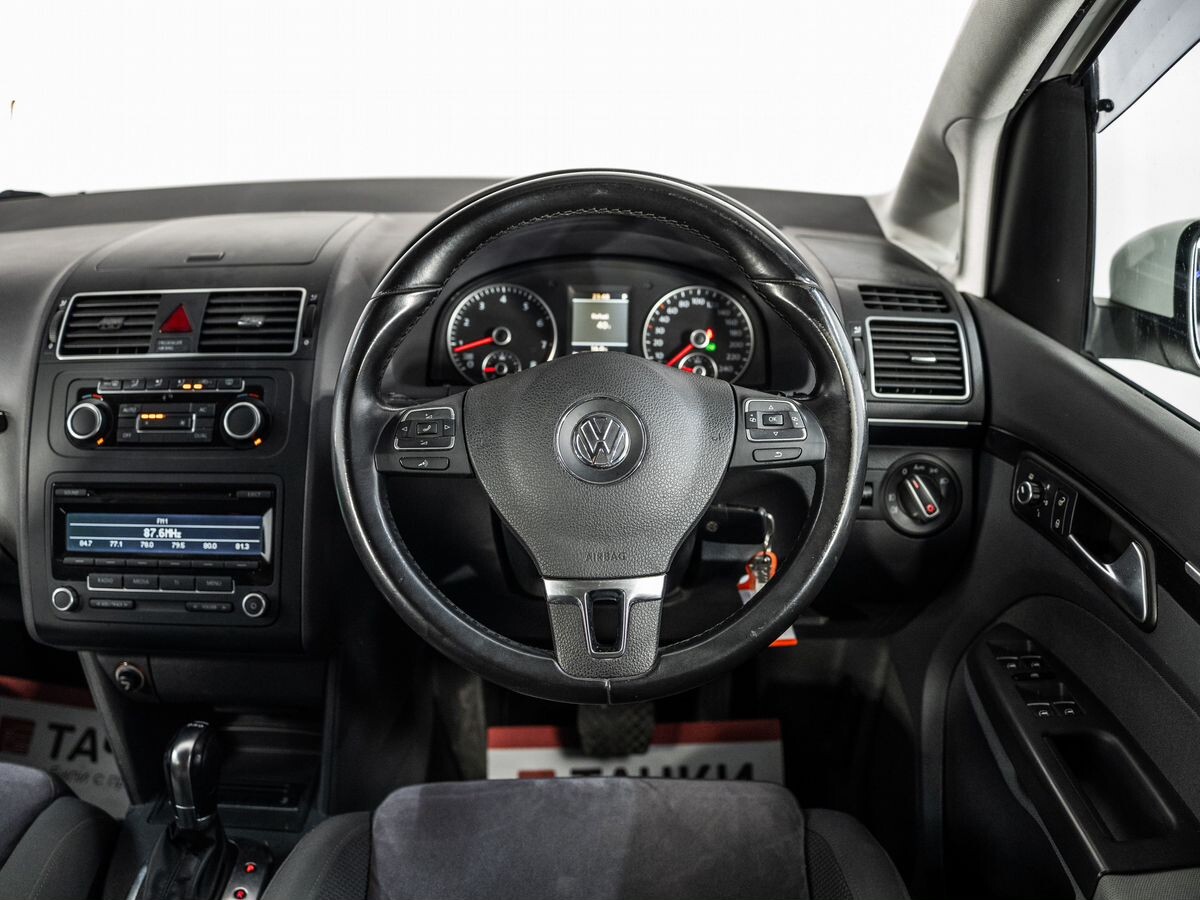 Volkswagen Touran 2011 - фото автомобиля