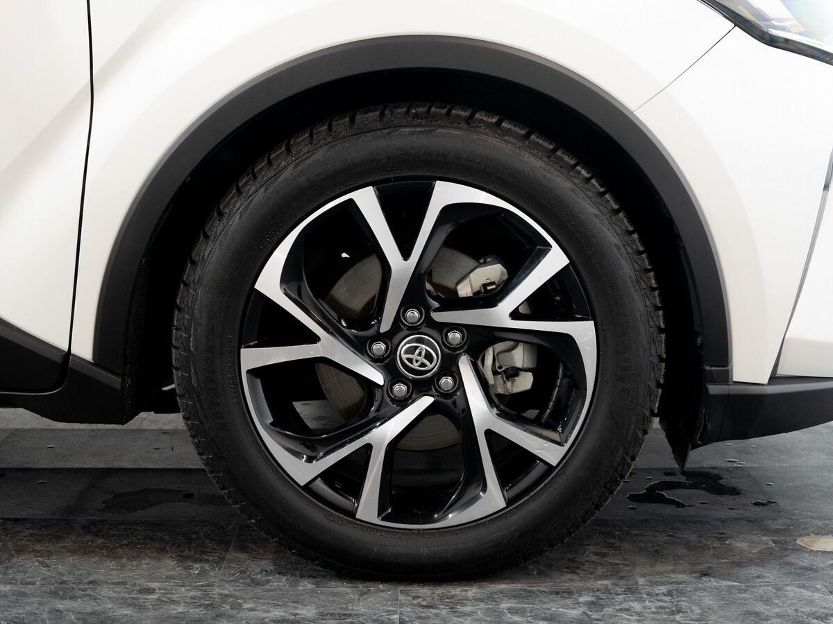 Toyota C-HR 2020 - фото автомобиля