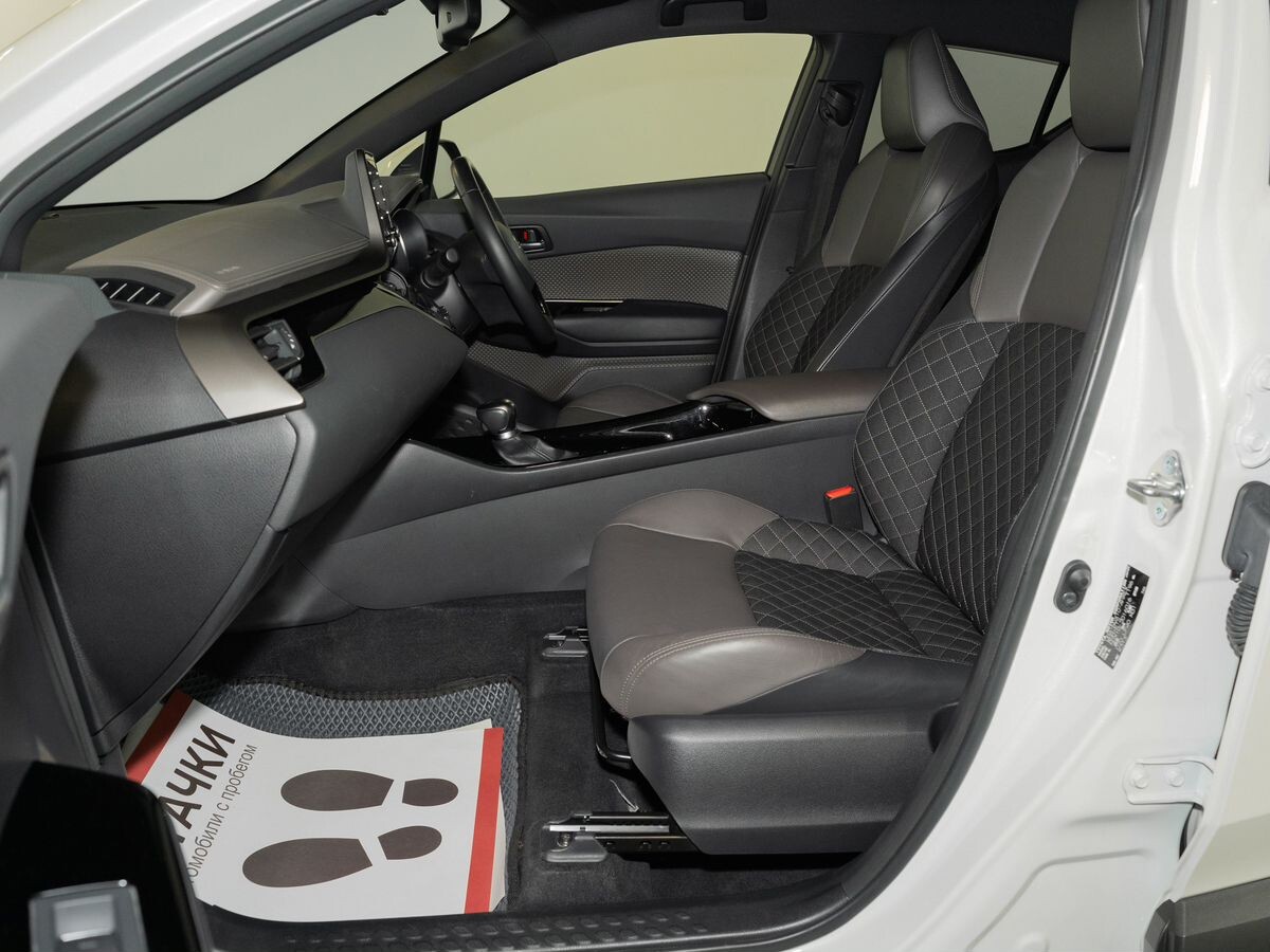 Toyota C-HR 2020 - фото автомобиля