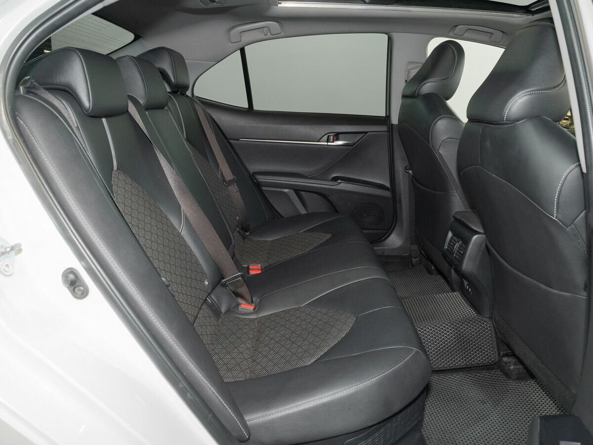 Toyota Camry 2018 - фото автомобиля