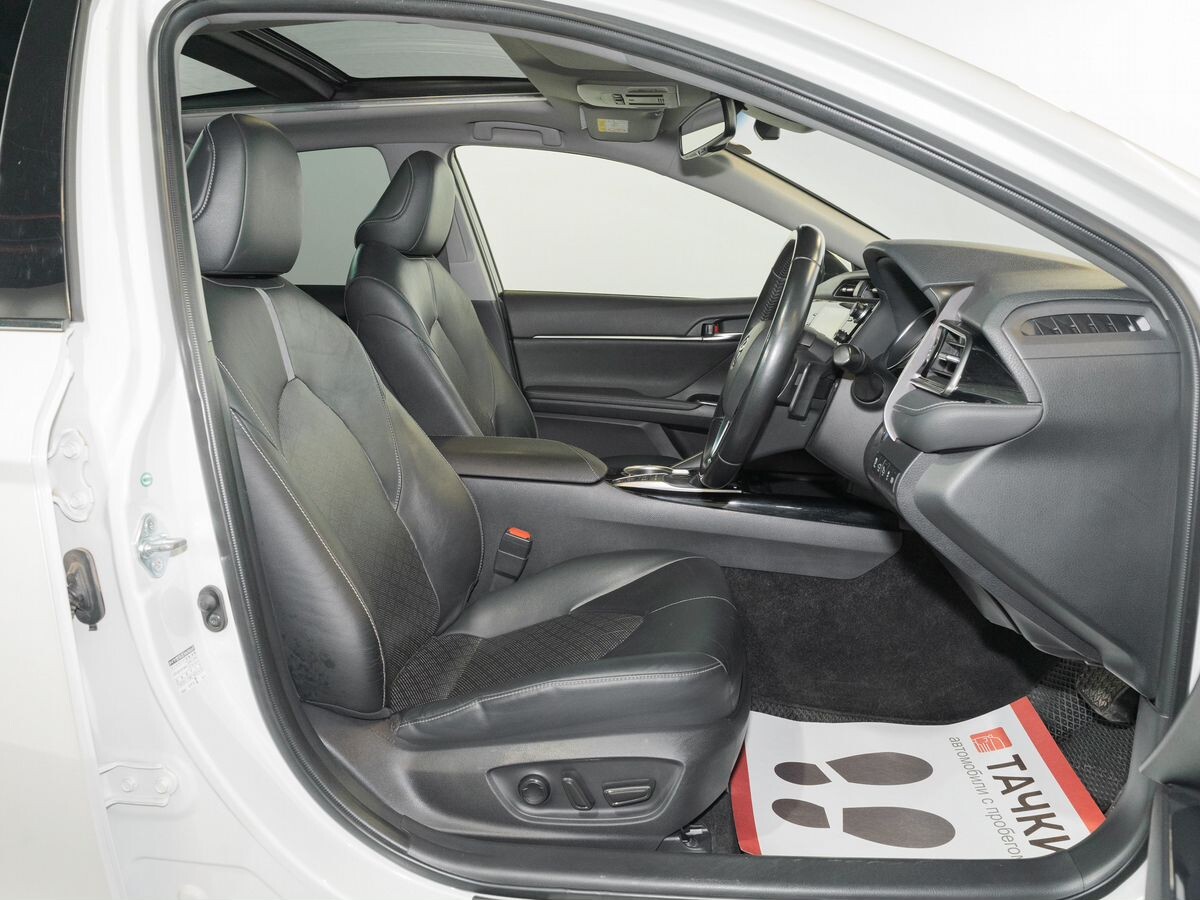 Toyota Camry 2018 - фото автомобиля