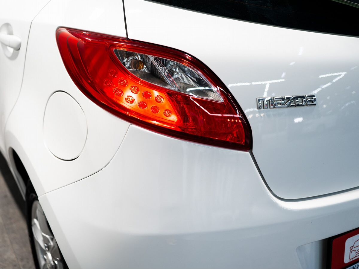 Mazda Demio 2010 - фото автомобиля