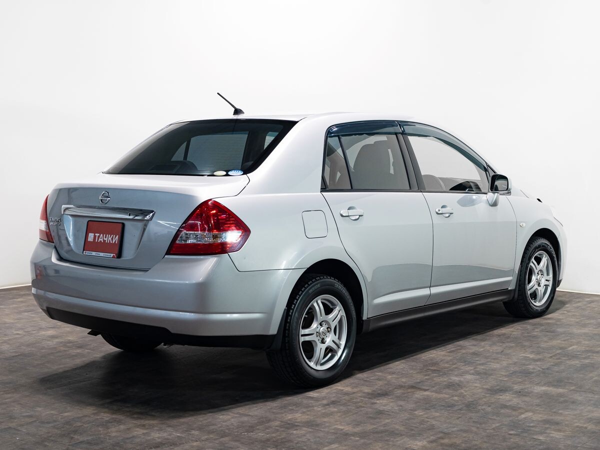 Nissan Tiida Latio 2010 - фото автомобиля