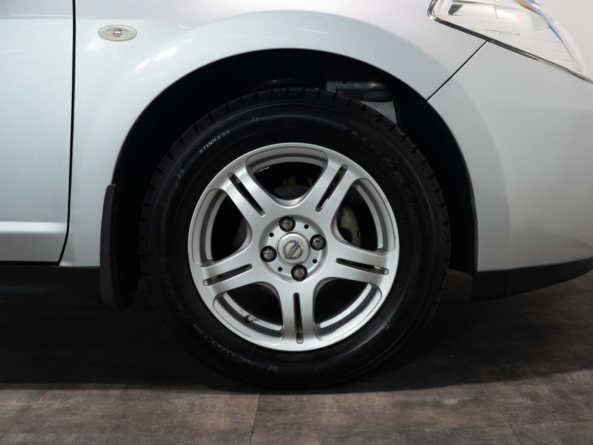 Nissan Tiida Latio 2010 - фото автомобиля