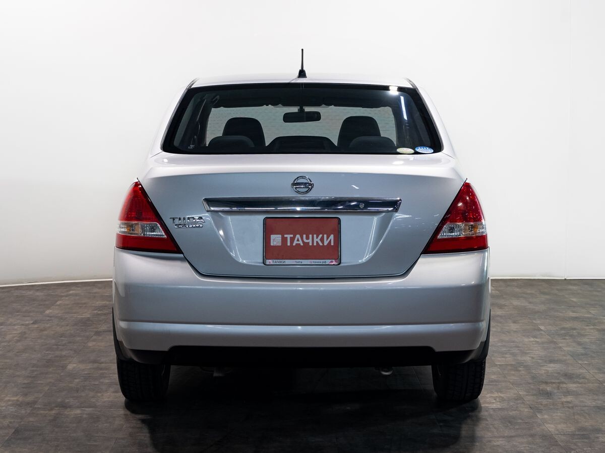 Nissan Tiida Latio 2010 - фото автомобиля