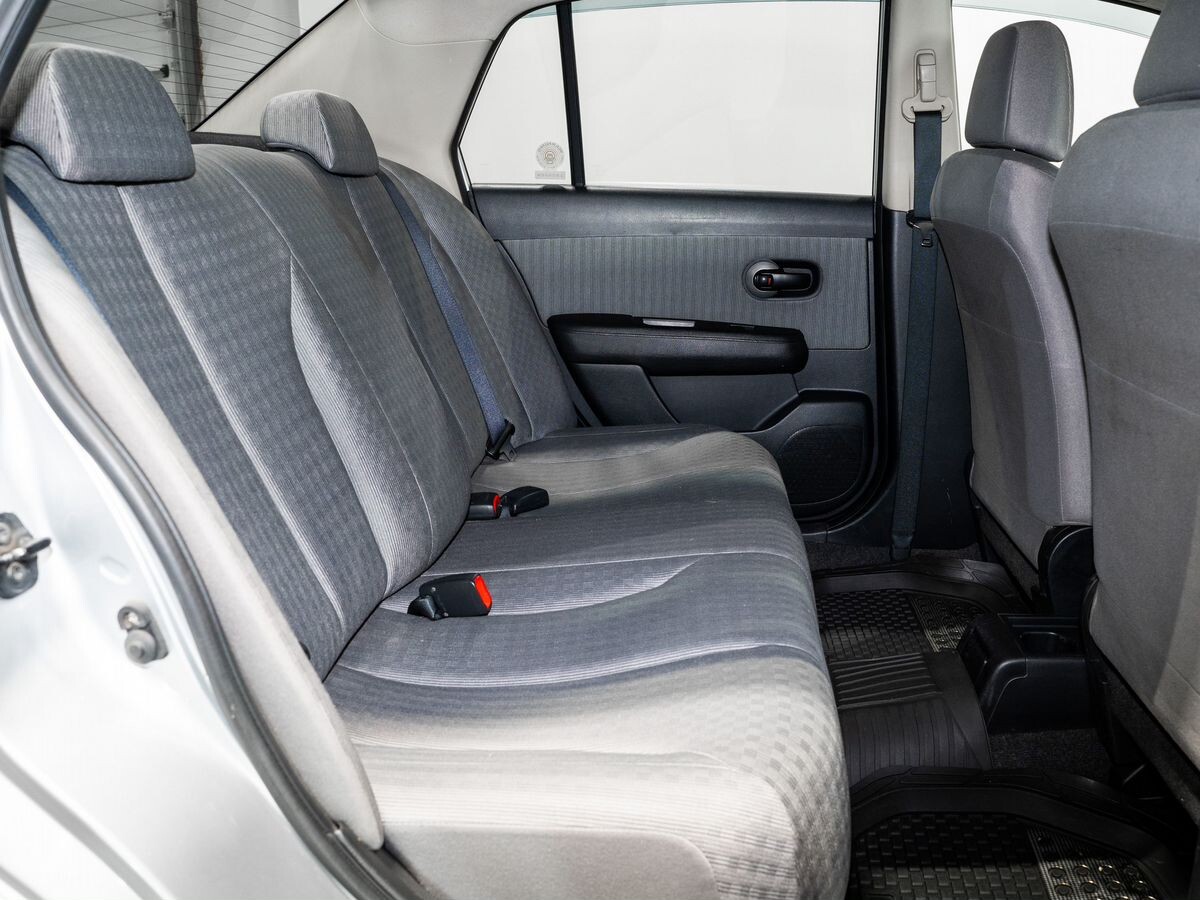 Nissan Tiida Latio 2010 - фото автомобиля