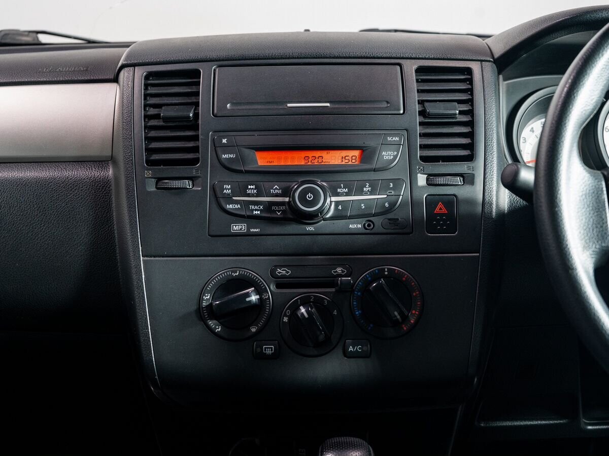 Nissan Tiida Latio 2010 - фото автомобиля