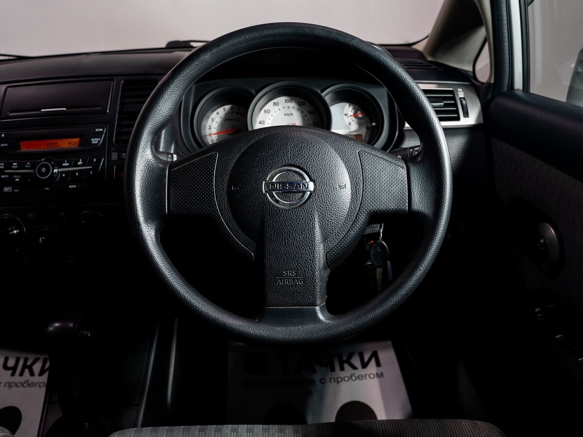 Nissan Tiida Latio 2010 - фото автомобиля