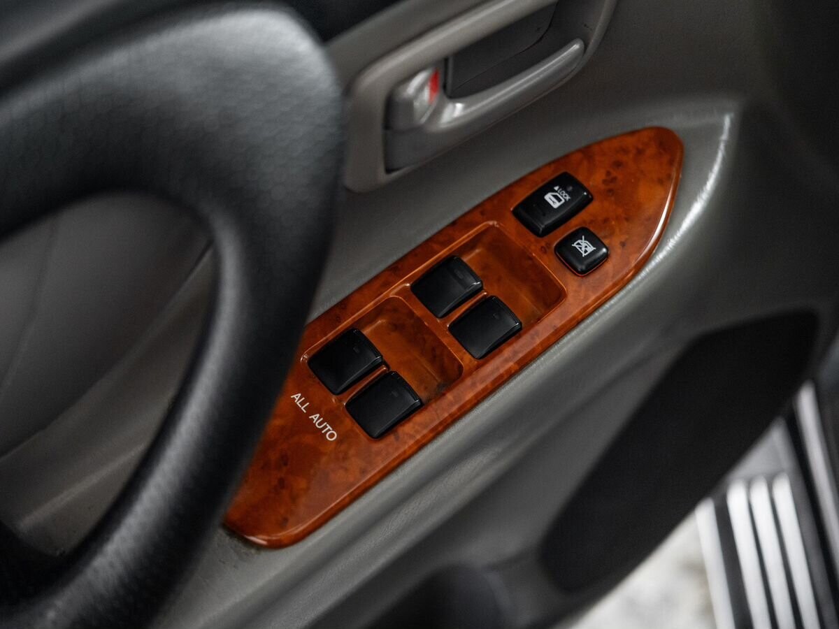 Toyota Land Cruiser 2004 - фото автомобиля